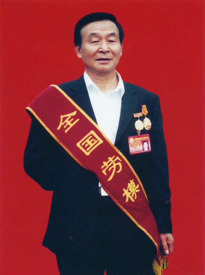 联乐集团总裁周明炎荣获全国劳动模范.jpg