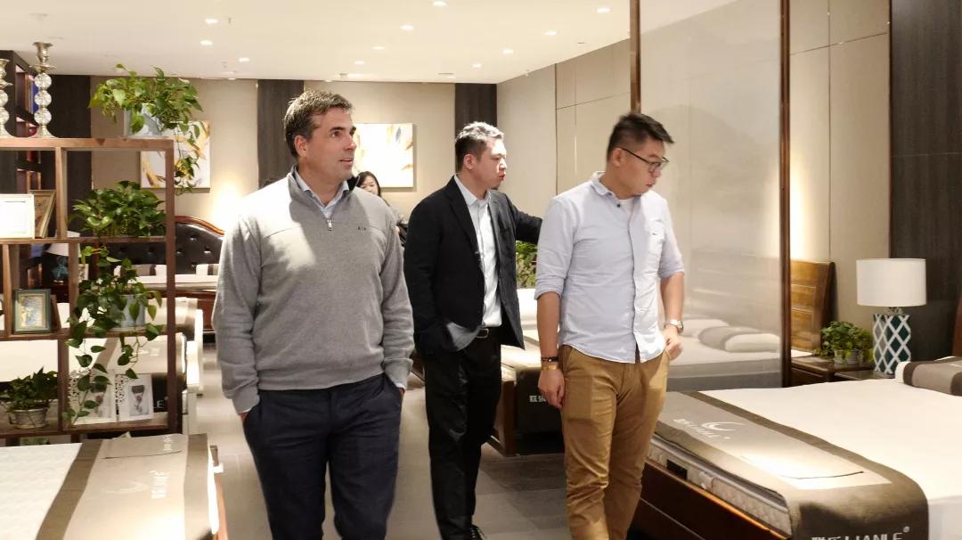 SLG集团负责人Martin Andresen(左)联乐集团总经理周毅(中)SLG集团亚太区负责人Edison(右