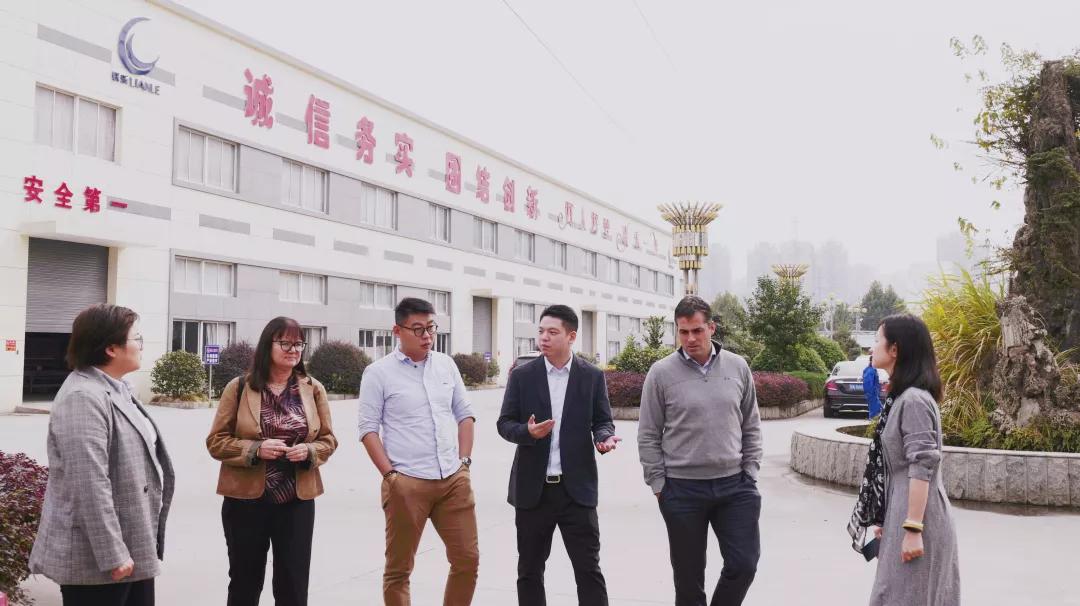 SLG考察团及负责人Martin Andresen(右二)在总经理周毅的陪同下参观考察